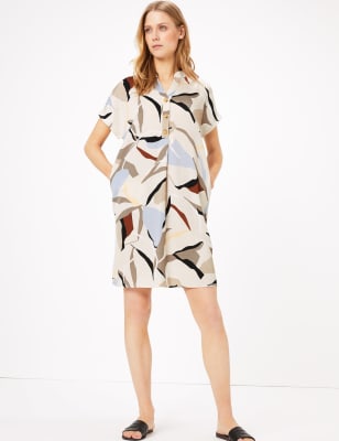 Rechte jurk van satijnen cr&ecirc;pestof met V-hals en print