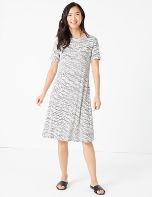 Knielange, uitlopende jurk van jersey met streepjesprint