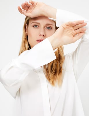 Chemise en satin &agrave; poignets &eacute;vas&eacute;es