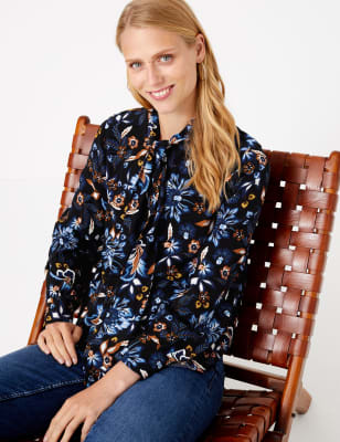 Blouse orn&eacute;e d'un noeud