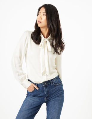 Blouse orn&eacute;e d'un noeud