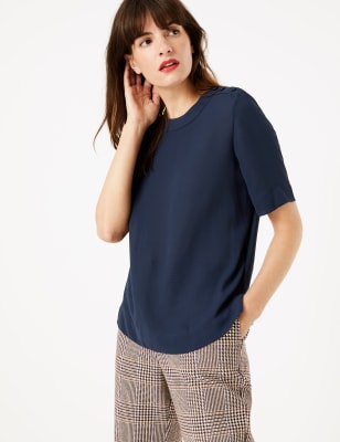 T-shirt tiss&eacute; &agrave; d&eacute;tail boutonn&eacute; &agrave; l&rsquo;&eacute;paule