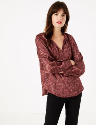 Blouse en satin avec imprim&eacute; et fermeture &agrave; boutons-pression