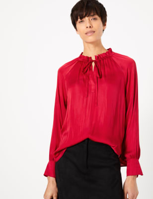 Blouse en satin &agrave; col volant&eacute;