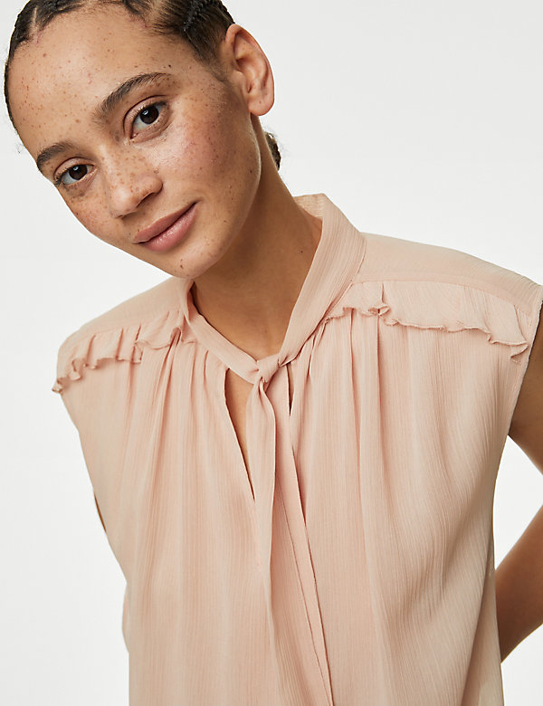 Doorschijnende blouse met strikkraag en ruchedetail - BE