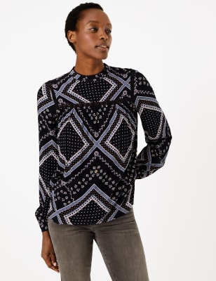 Top &agrave; empi&egrave;cement en dentelle fleurie