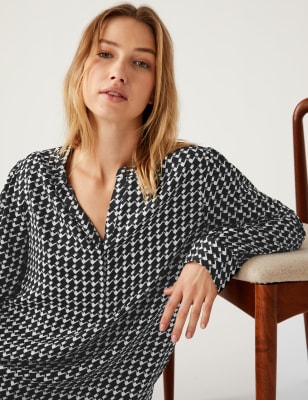 

M&S Collection Blusa cerrada de escote en pico de satén con estampado geométricoWomens - Black Mix, Black Mix