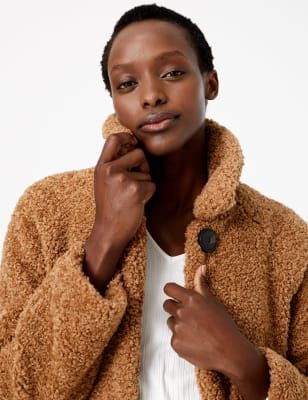 Manteau textur&eacute; en fausse fourrure