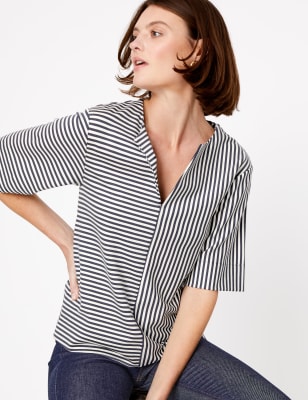 Gestreepte top met V-hals en korte mouwen