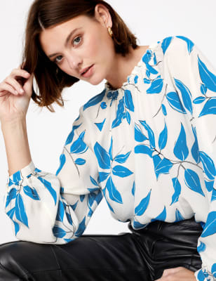Ruimvallende blouse met blousonmouwen en bladerprint