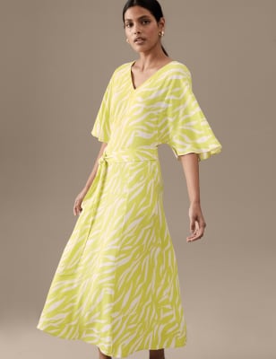 

Autograph Vestido maxi a media pierna a la cintura de escote en pico estampadoWomens - White Mix, White Mix