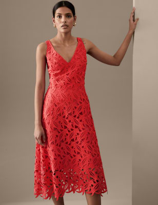 

Autograph Vestido a media pierna a la cintura de escote en pico con encajeWomens - Lipstick, Lipstick