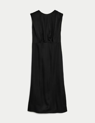 What Hose to Wear with a Black Cocktail Dress