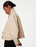 Zkrácená praktická bunda s&nbsp;límečkem a&nbsp;vysokým podílem bavlny