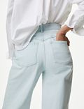 Vysoce střižené džíny s&nbsp;širokými nohavicemi