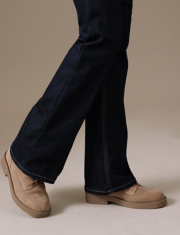 Luxuriöse Jeans mit hohem Bund und ausgestelltem Bein - AT