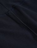 Tepláky s&nbsp;rovnými nohavicemi, postranním proužkem a&nbsp;vysokým podílem bavlny