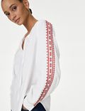 Geborduurde blouse van linnenmix met strikkraag