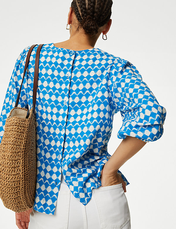Bedruckte Bluse aus Baumwollmischgewebe mit Knopfdetail - AT