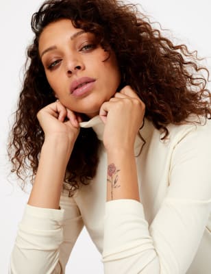 Top cintr&eacute; c&ocirc;tel&eacute; &agrave; col roul&eacute;