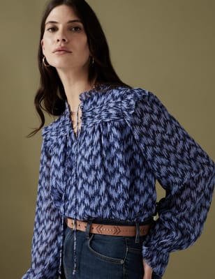 

Womens Per Una Geblümte Bluse mit Bindekragen, Biesen und Volant - Blue Mix, Blue Mix