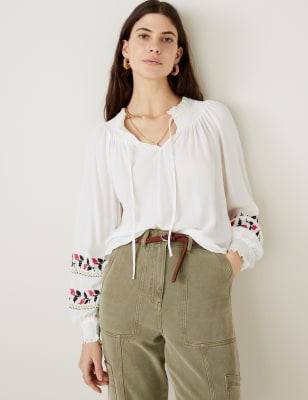 Blusa Con Bordado Y Lazo Al Cuello, 45% OFF