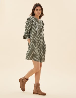 Leaf Print Pintuck Knee Length Shift Dress