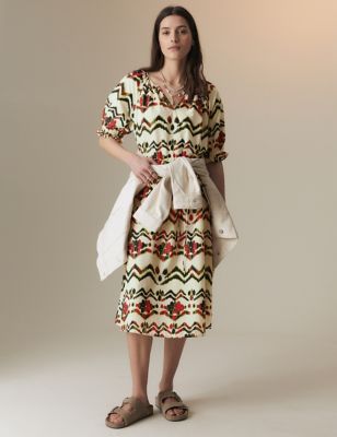 Ruimvallende, gesmokte, puur katoenen midi-jurk met print - NL