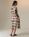 Ruimvallende, gesmokte, puur katoenen midi-jurk met print