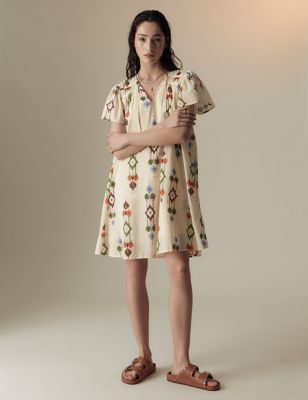 Μίνι φόρεμα με γεωμετρικό μοτίβο, σούρες και λαιμόκοψη V από 100% βαμβάκι - GR
