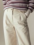מכנסי צ'ינו מבד עשיר בכותנה ובגזרת רגל רחבה עם קפל בחזית