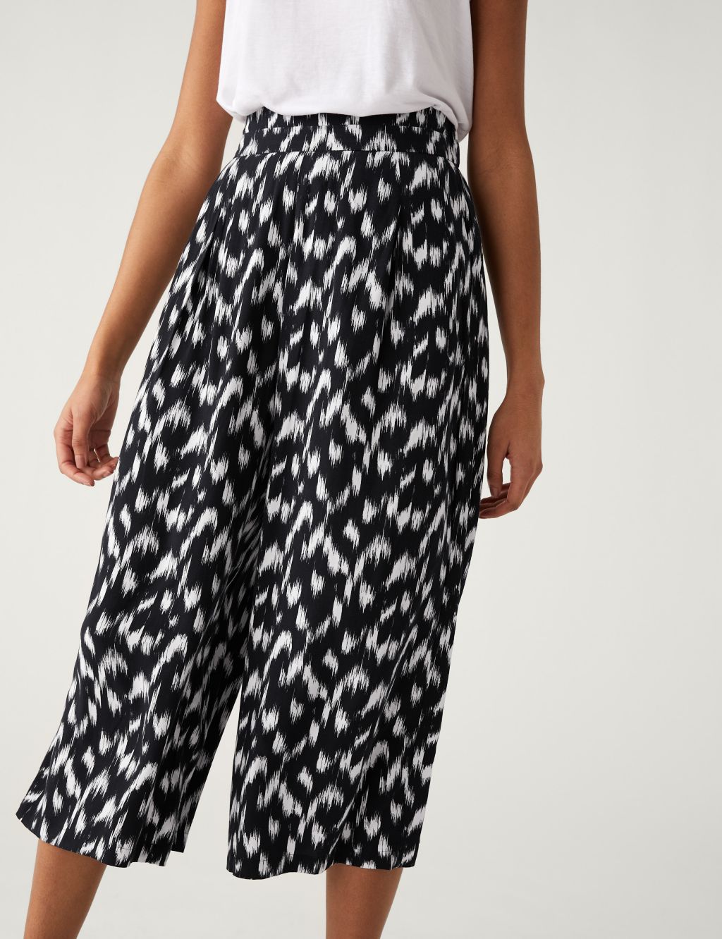 Printed Wide Leg Cropped Trousers image 3