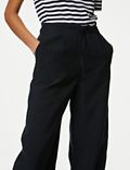 Kalhoty se zúženými nohavicemi a&nbsp;vysokým podílem materiálu lyocel™