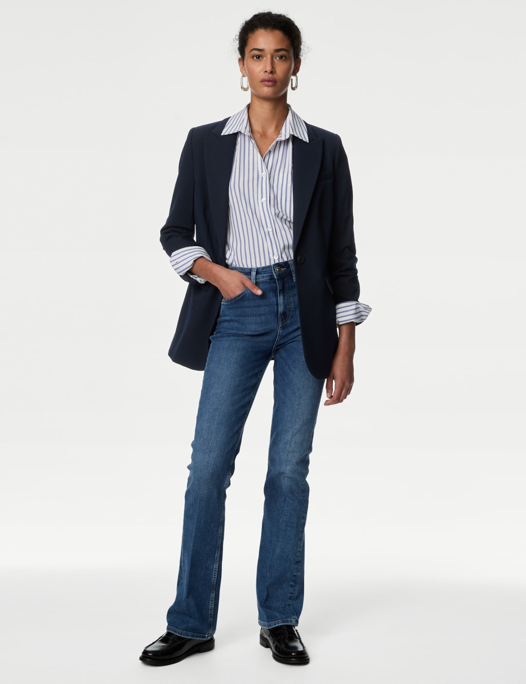 What to Wear With a Navy Blue Blazer