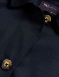 معطف مطر  مزود بتقنية Stormwear™ بصف أزرار واحد وبحزام