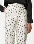 Kalhoty ke kotníkům s&nbsp;úzkými nohavicemi, geometrickým motivem a&nbsp;vysokým podílem bavlny