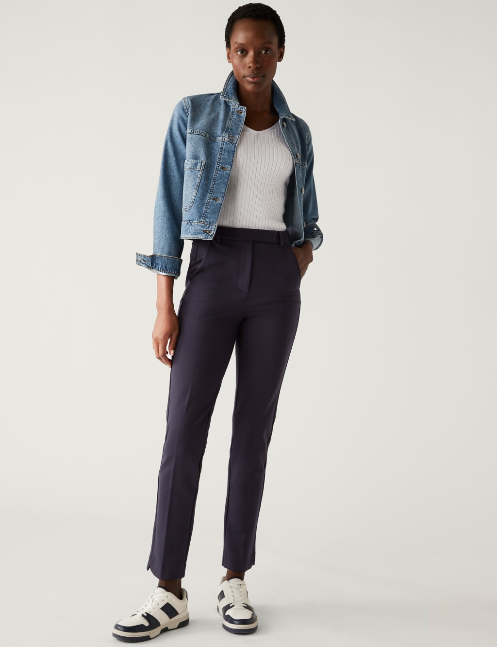 Gant Women Solid Mid-Rise Slim Fit Trouser