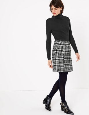 Minijupe &eacute;vas&eacute;e &agrave; carreaux