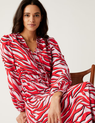 

Womens M&S Collection Tailliertes Midaxikleid mit Zebramuster und Schleifenkragen - Pink Mix, Pink Mix