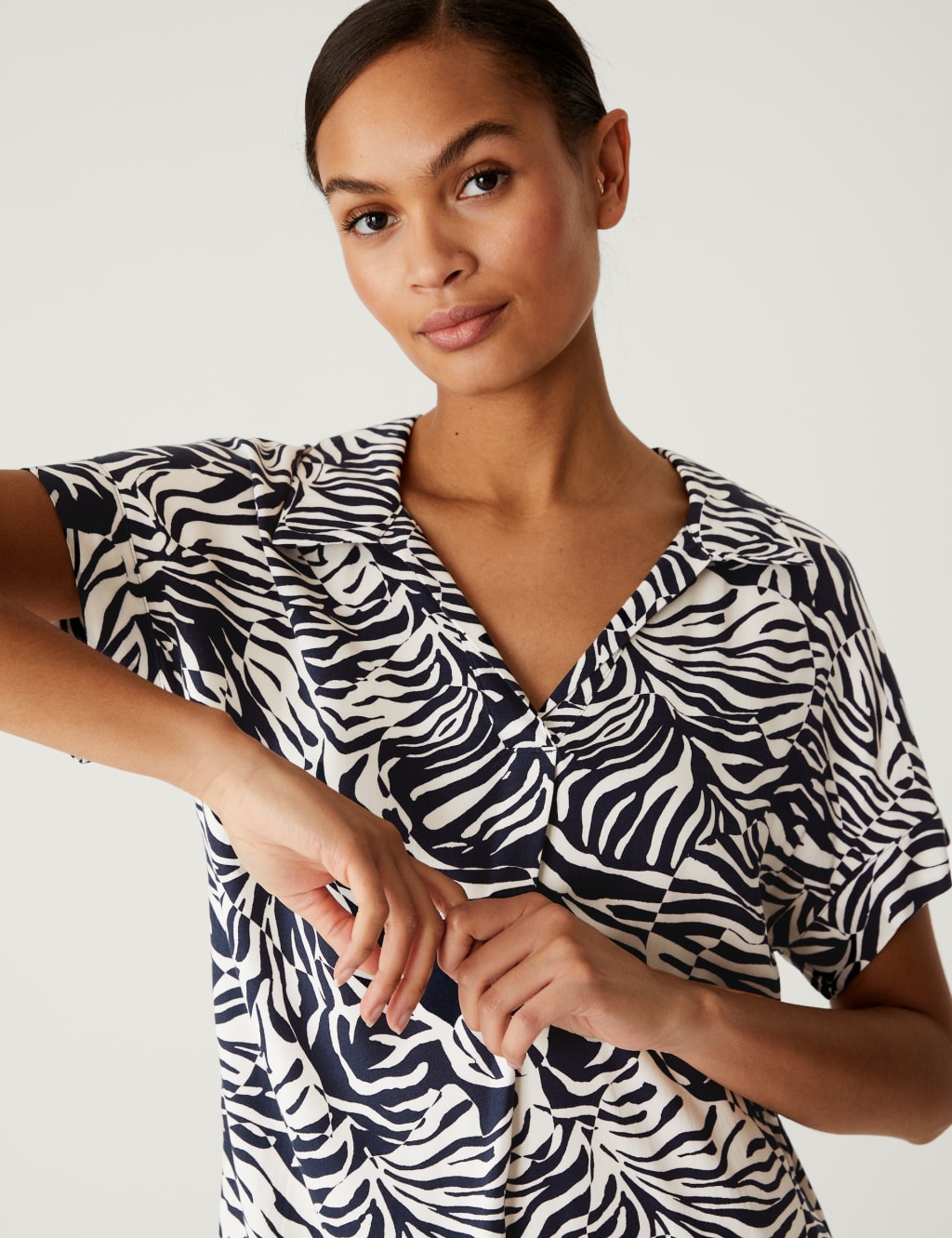 Animal Print V-Neck Knee Length Shift Dress image 3