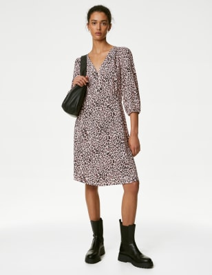 

Womens M&S Collection Knielanges Teekleid mit V-Ausschnitt und Tiermuster - Pink Mix, Pink Mix