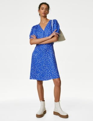 

Womens M&S Collection Gemustertes Mini-Teekleid mit Knopfdetail und V-Auschnitt - Blue Mix, Blue Mix