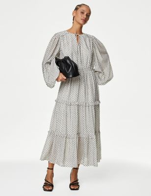 Gelaagde maxi-jurk met strikkraag en stippenpatroon - BE