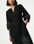 Tailliertes Midi-Kleid aus reiner Baumwolle mit Stickerei