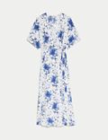 فستان ماكسي بتصميم ملفوف بخصر مزين بربطة ورقبة على شكل حرف V ونقشة زهور