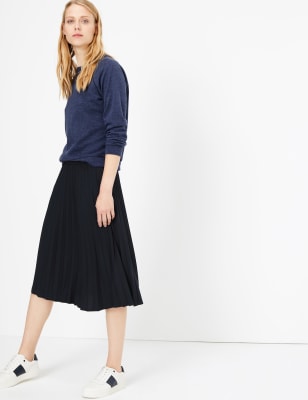 Black pleated midi clearance skirt marks and spencer