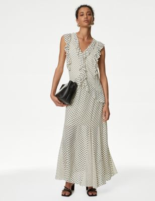 فستان ماكسي بتصميم مستقيم وبنقش منقط وكشكشة ورقبة على شكل حرف V - OM