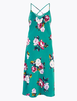 Nuisette satin&eacute;e &agrave; imprim&eacute; fleuri