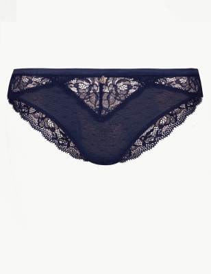 Tanga en tulle &agrave; pois, orn&eacute; de dentelle