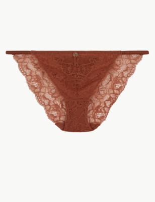 Tanga orn&eacute; de dentelle et de soie sur les c&ocirc;t&eacute;s